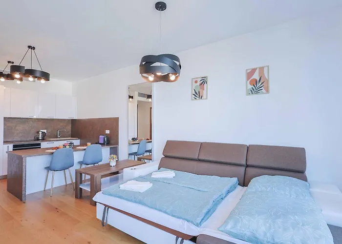 Sky Park Tower 1, Luxury With Free Parking شقة براتسيلافا